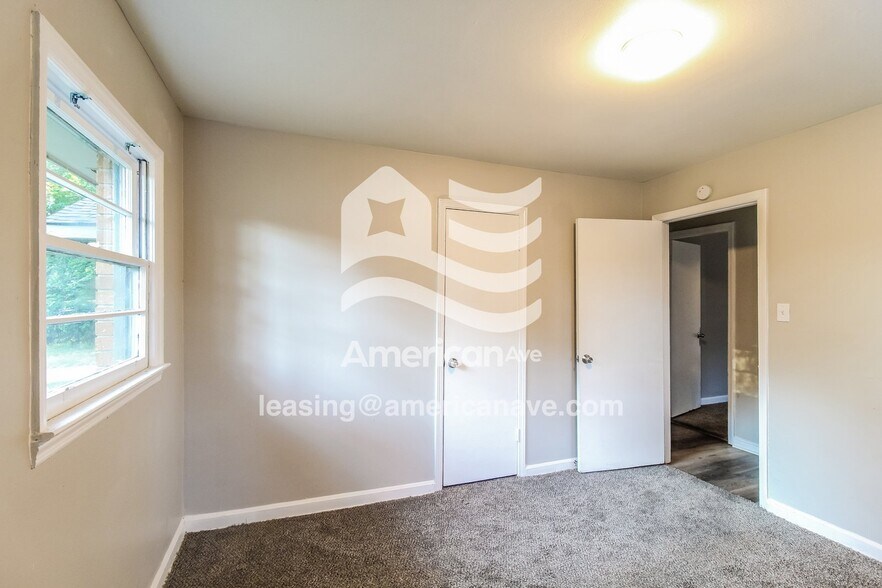 Building Photo - 215 Knodishall Dr