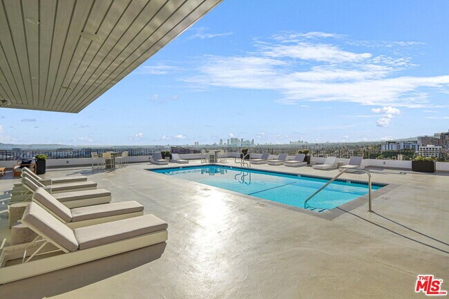 Building Photo - 1100 Alta Loma Rd