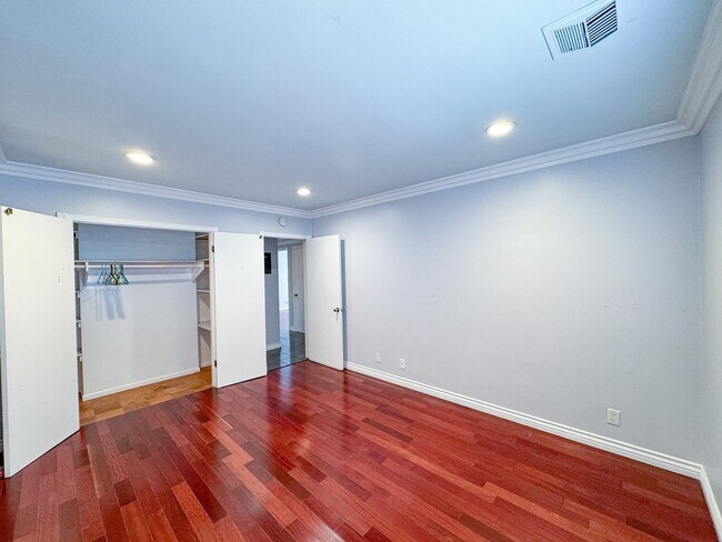 Building Photo - 3Bd 2Ba House in Hawthorne w/backyard 2 car garage