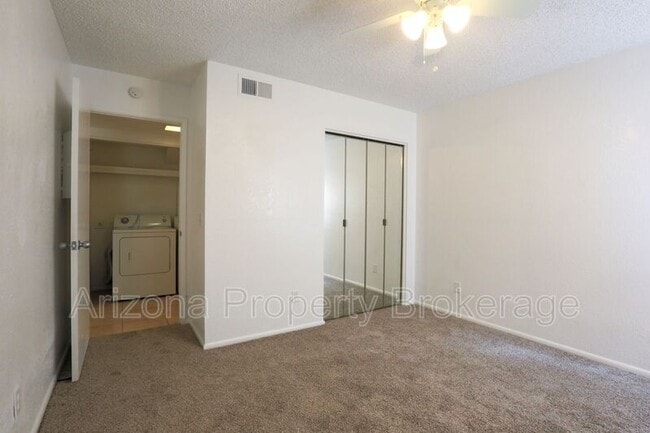 Building Photo - 850 S River Dr