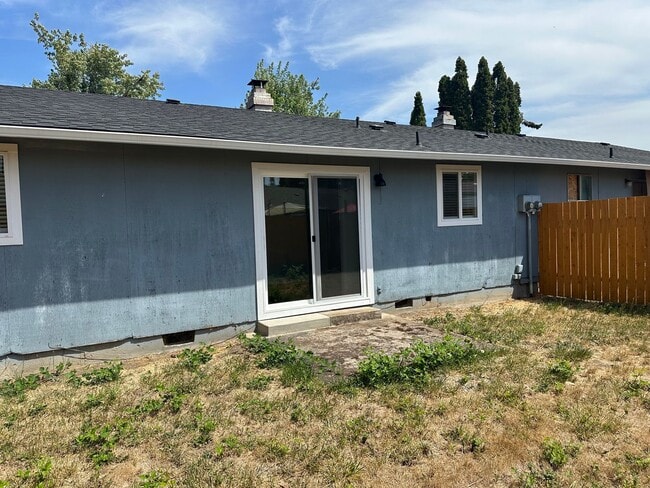 Building Photo - Beautifully updated 2 bedroom 1 bathroom d...