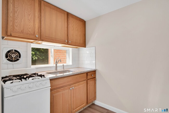 Building Photo - 353 Main St