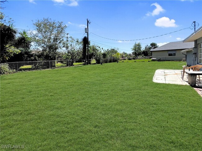 Building Photo - 2210 Parkview Dr