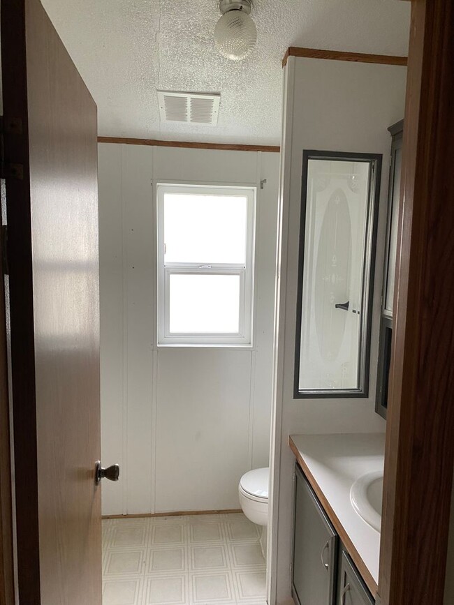 Building Photo - Two Bedroom 1 Bath Mobile