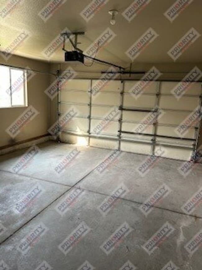 Building Photo - Spacious Home with Everything You’re Looki...