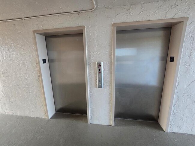 Building Photo - 250 Jacaranda Dr