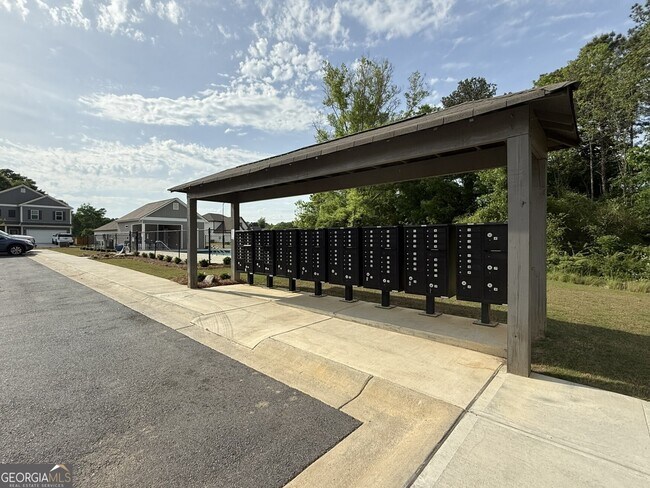 Building Photo - 121 Sycamore Ln