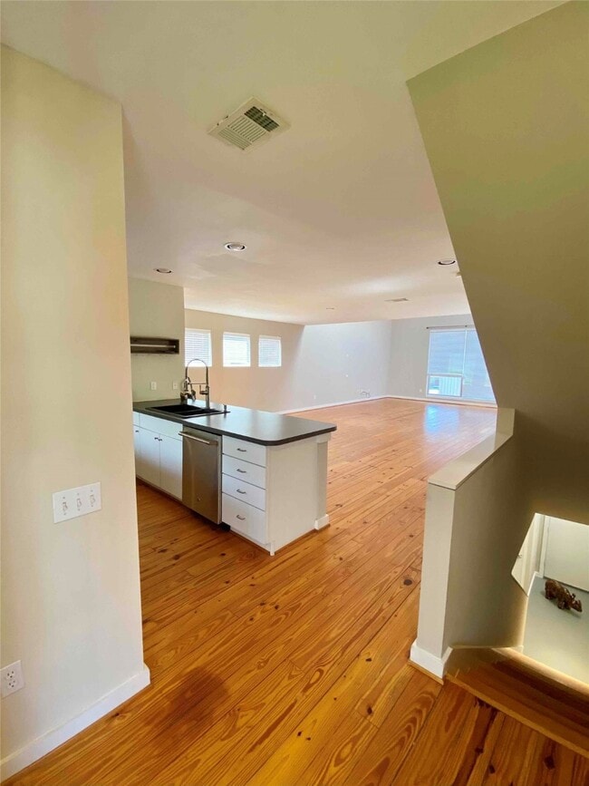Building Photo - 823 Robin St