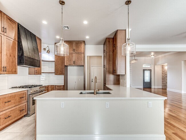 Building Photo - Fantastic home in the Fairways at Surrey H...