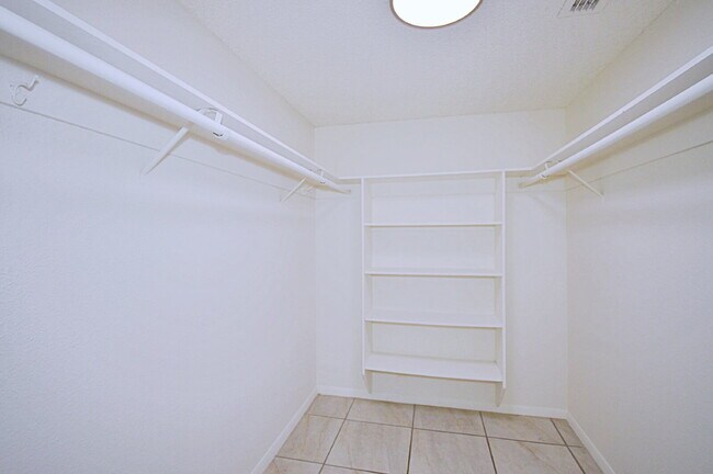 Building Photo - "Spacious 960 Sq Ft Studio Oasis in Vibrant Palm Springs!"