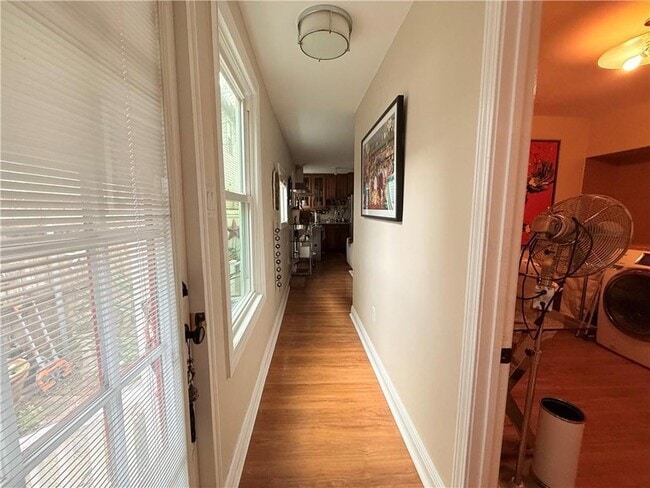 Building Photo - 611 Lyons St