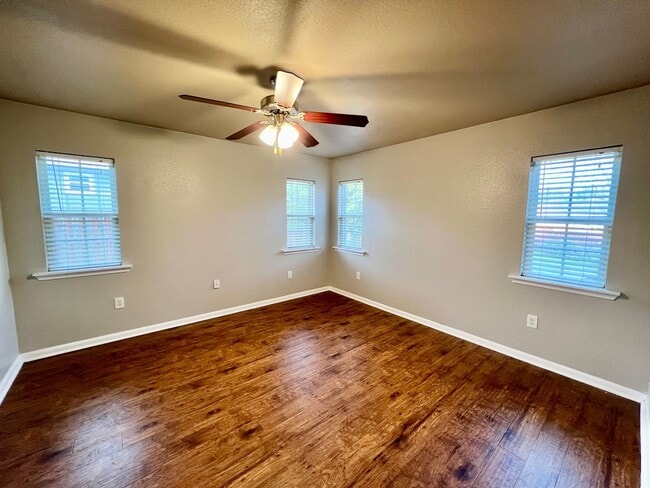 Building Photo - MUST SEE!! Rustic Style 3 Bedroom / 2 Bath...