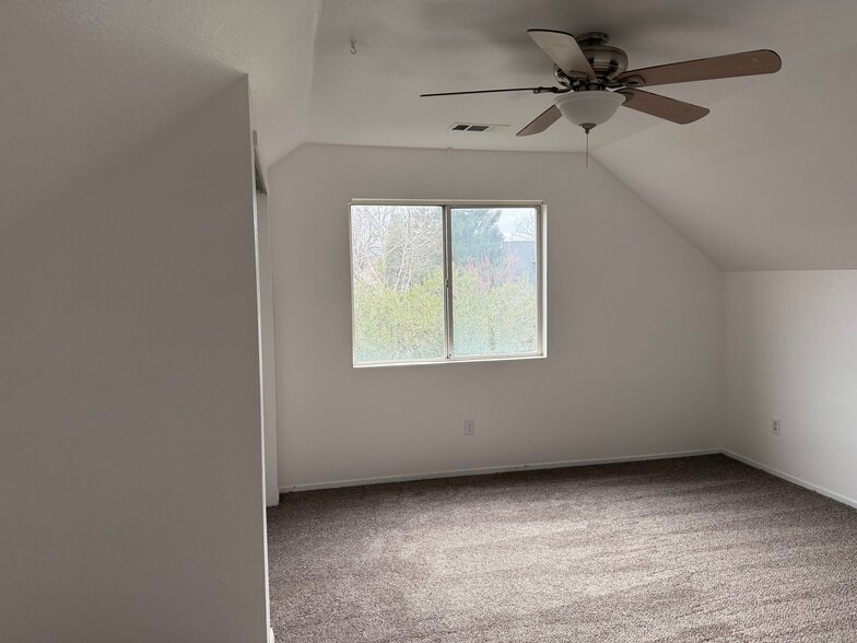 Room 3 upstairs west facing - 1253 Ravenshoe Way