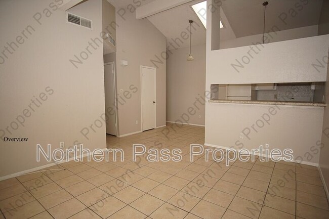 Building Photo - 2917 E Glen Dr