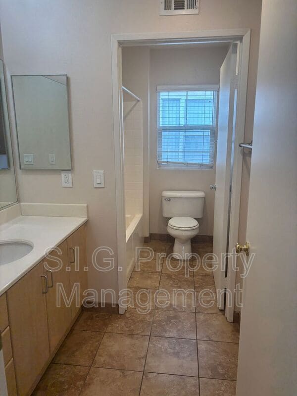 Building Photo - 202 Cancion Way
