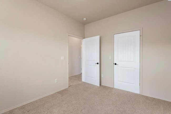 Building Photo - Charming 2 Bedroom, 2 Bath Duplex in an Excellent Location!