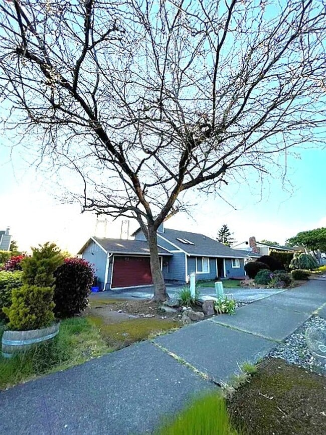 Building Photo - COMING SOON!  Beautiful 3bed/2bath home on N. Juniper St.