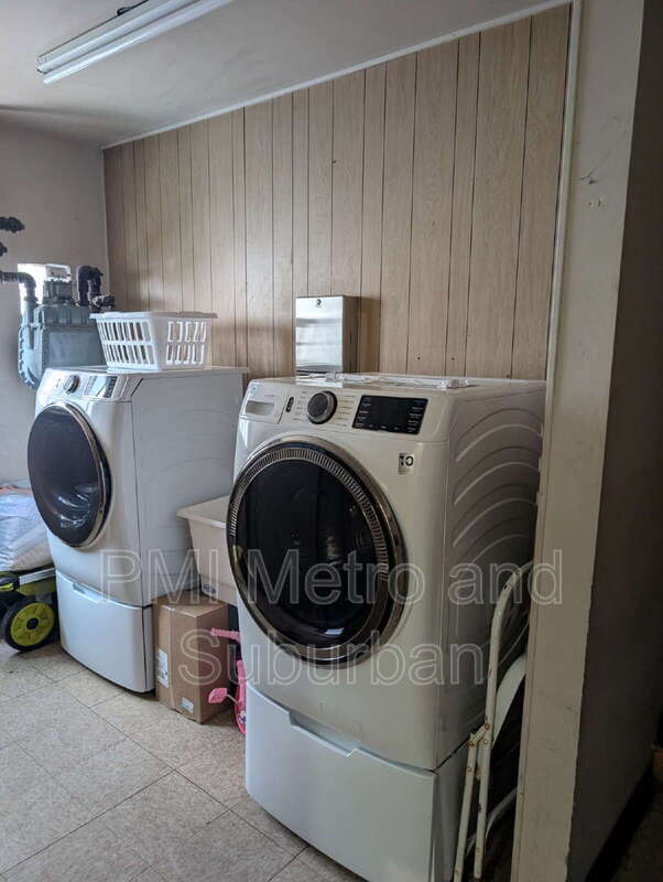 Building Photo - 828 N Austin Blvd