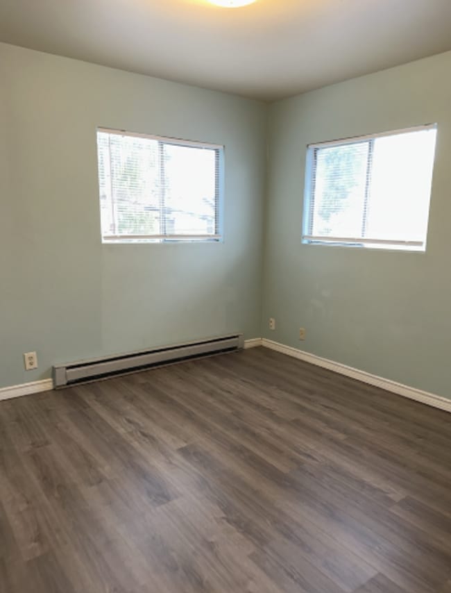 Building Photo - Large House, 6 Bedrooms Preleasing NOW!