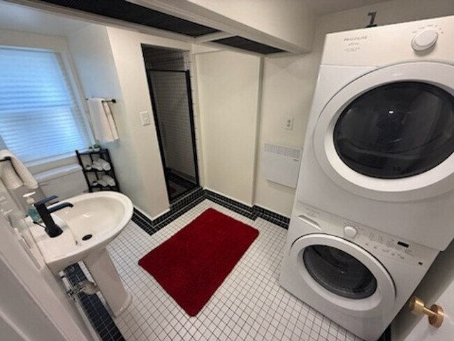 Building Photo - *DREAM LOCATION* 6BR Completely Renovated Duplex