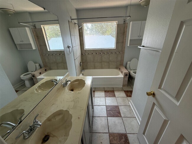 Building Photo - 4330 Meadow Springs Dr