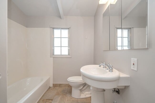 Building Photo - Beautiful Newly Renovated 3 Bed - 1 Bath Pet Friendly Home in Bountiful! Available NOW!