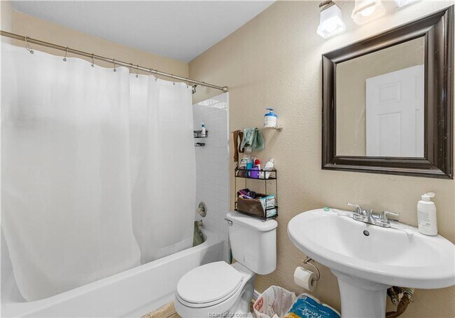 Building Photo - LOCATION!! LOCATION!! Walking Distance to ...