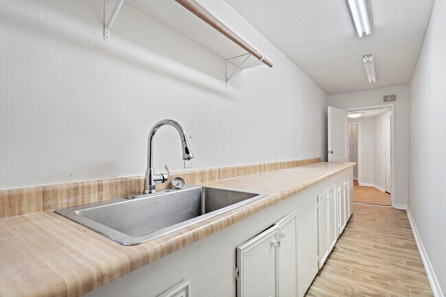 Building Photo - 6302 Hickorycrest Dr