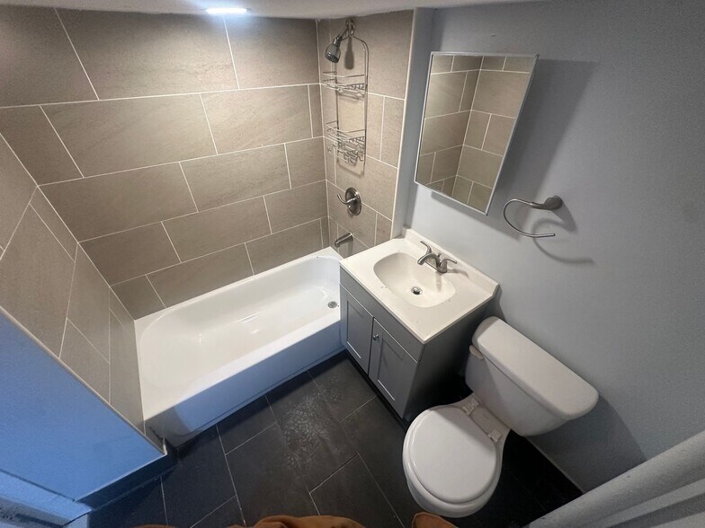 Building Photo - 2502 Oak St