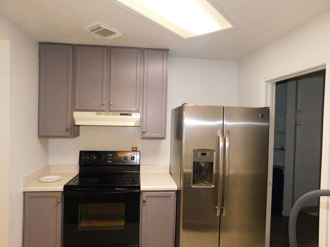 Building Photo - Creekside