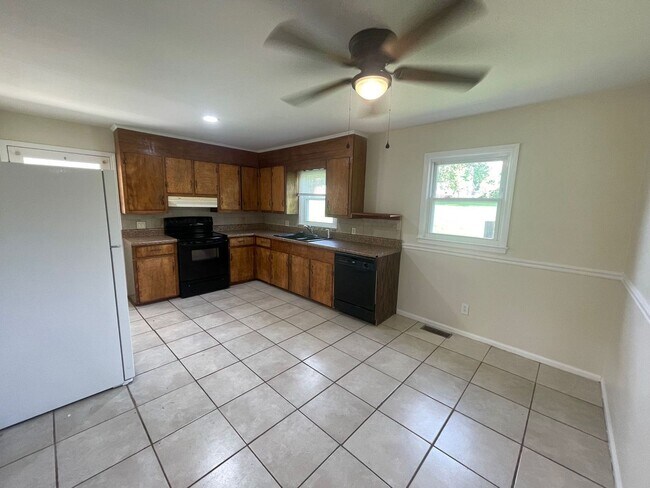 Building Photo - Dublin, 3 BR / 1 BA Available 11/17