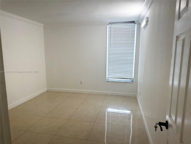 Building Photo - 8840 Fontainebleau Blvd