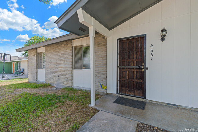 Building Photo - 4851 Castle Arms Dr