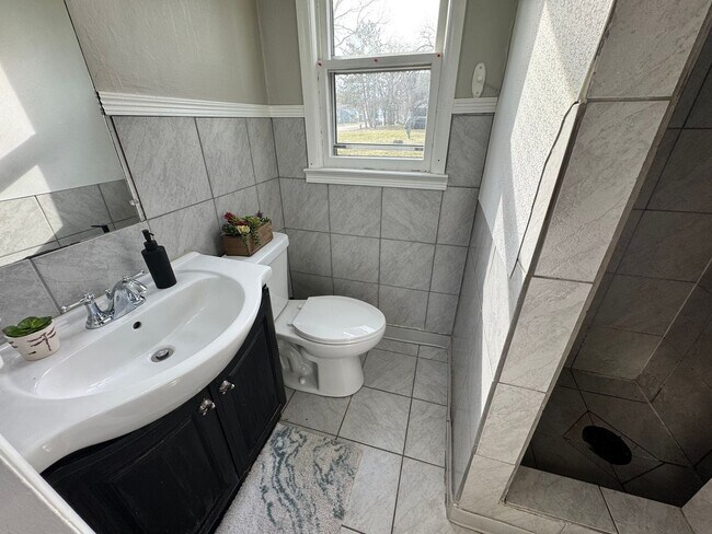 Building Photo - 2 bed, 1 bath home for rent in Waterloo