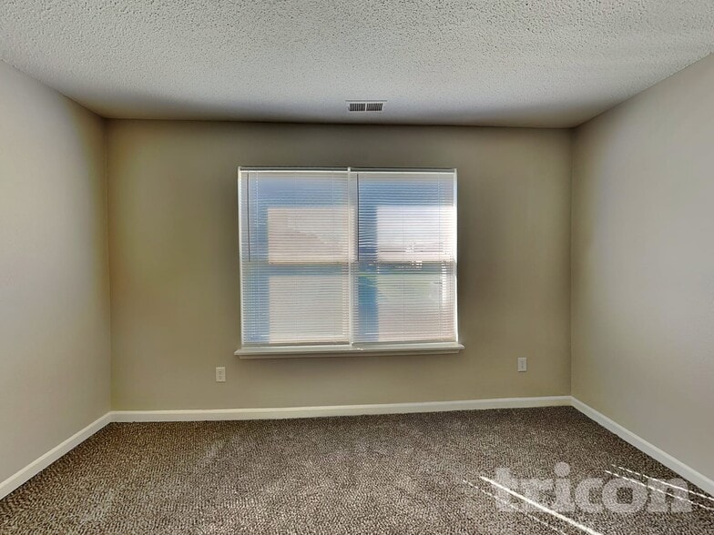 Building Photo - 10249 Cadogan Dr