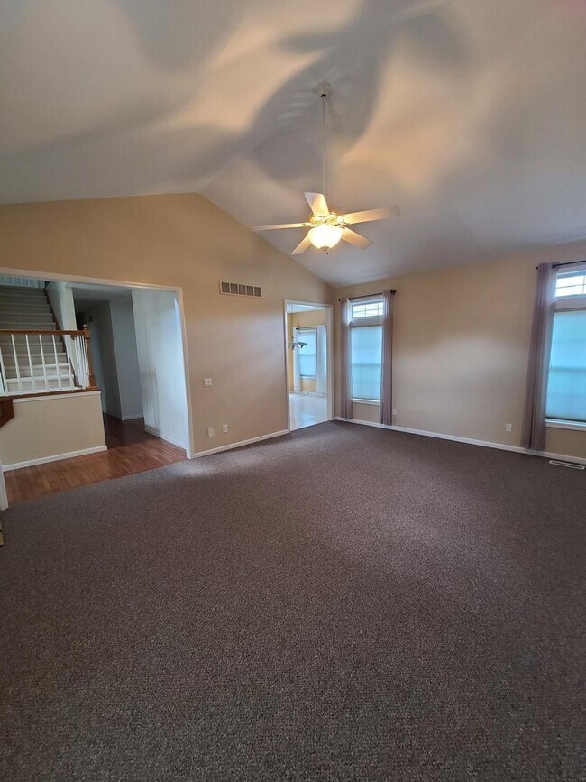 Building Photo - 5 Bedroom 2 and 1/2 bathrooms located in Cherry Hills Subdivision! Available Now!