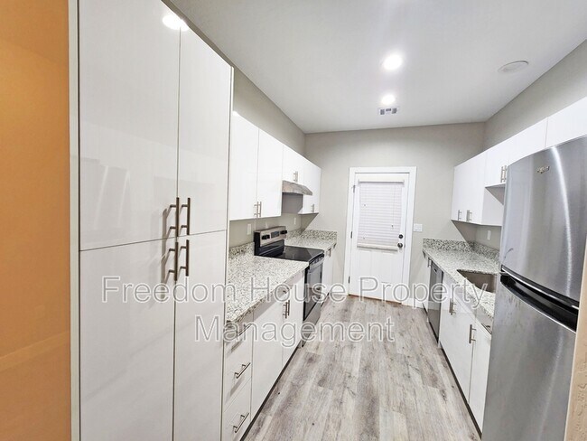 Building Photo - 1111 Sixshooter Ave