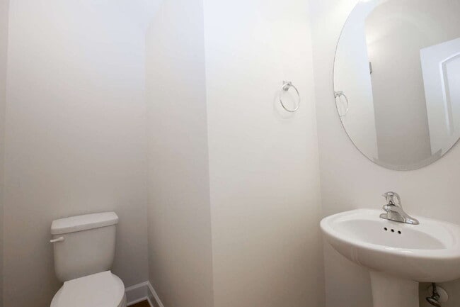 Building Photo - Charming 3 bed, 2.5 bath home with bonus t...