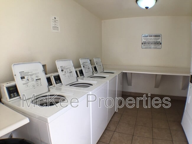 Building Photo - 1661 Bayview Heights Dr