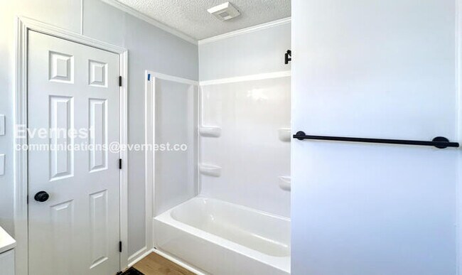 Building Photo - 907 S Cedar Ave