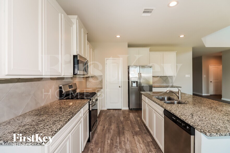 Building Photo - 28008 Langsdale Ct