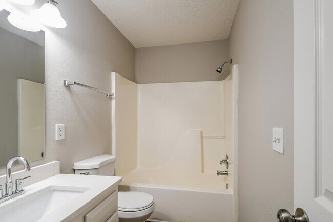 Building Photo - 15341 Ten Point Dr