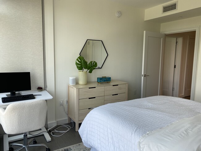 Guest bedroom with standing desk - 30 Melrose Ter