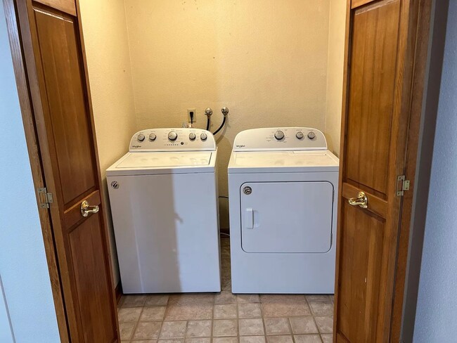 Building Photo - CUSTOM 3BD 2.5BA HARDWOOD FLOORS THROUGHOUT