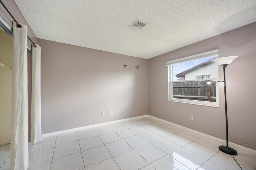 Building Photo - 4928 Marbella Rd N