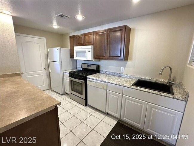 Building Photo - Fantastic Southwest first-floor unit in a ...