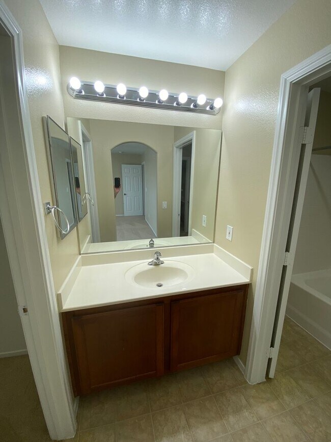 Building Photo - Beautiful 6 bed/3 bath home located in the SW area of Las Vegas