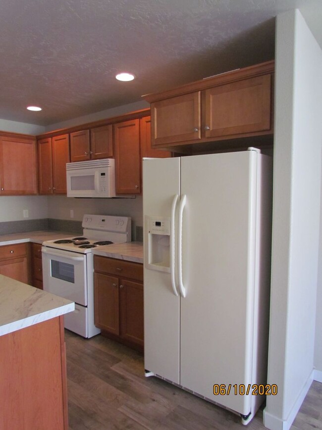 Building Photo - 3 Bed 2 Bath 1622 sqft RV Parking rent fre...