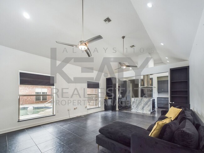 Building Photo - Three Bedroom Home in Sunset!