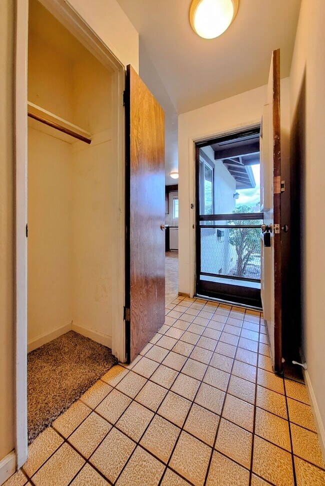 Building Photo - Charming 2bd Duplex With Private Yard & Garage